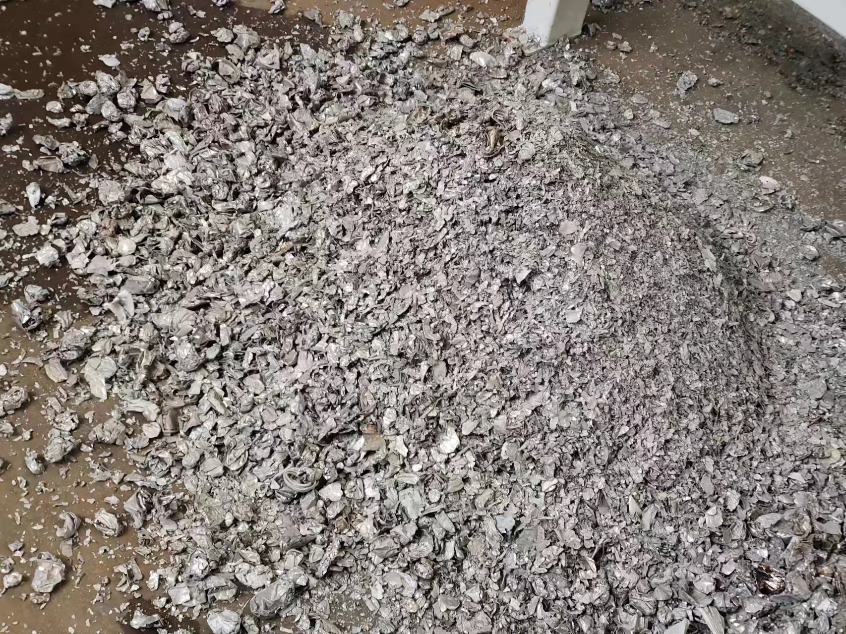 废旧易拉罐回收处理，易拉罐脱漆设备，连续式脱漆炉