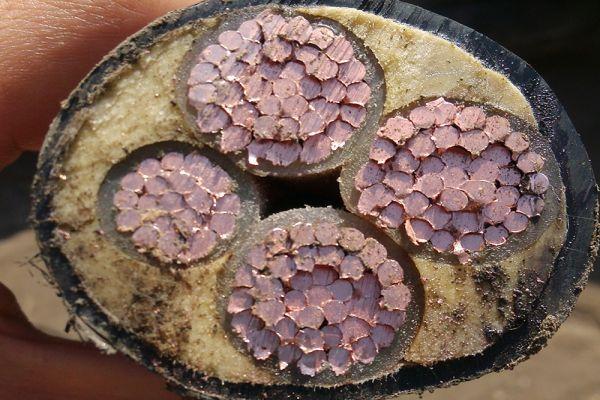 <strong>连续式碳化炉：废旧油线中价值物料回收</strong>