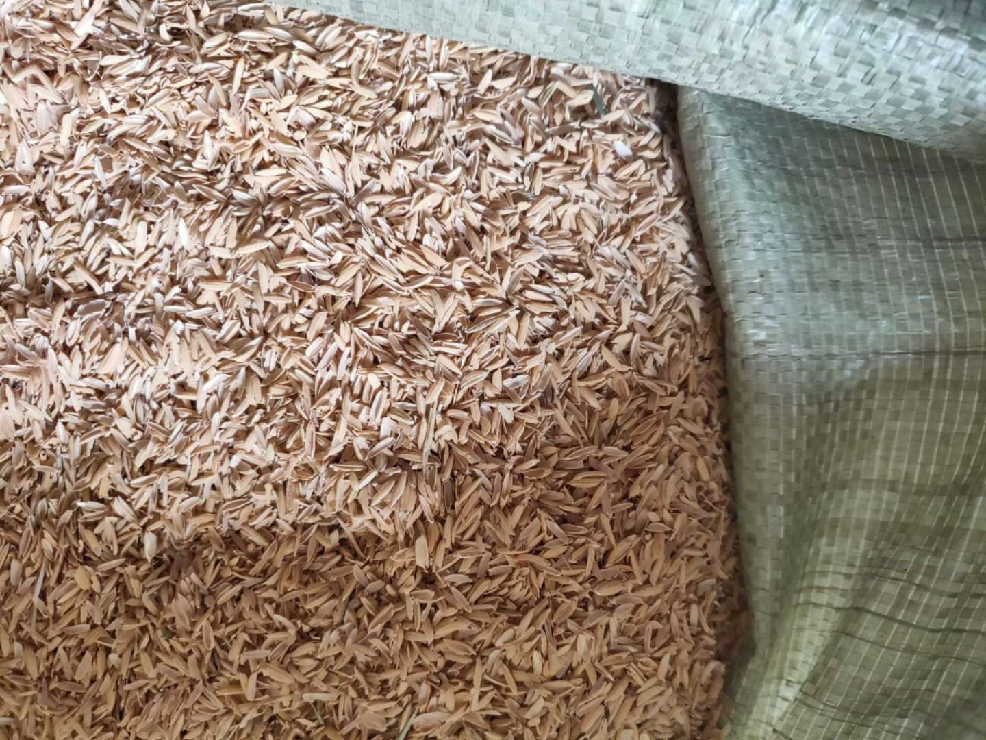 <strong>稻壳碳化：从农田到工业利用的绿色转化</strong>