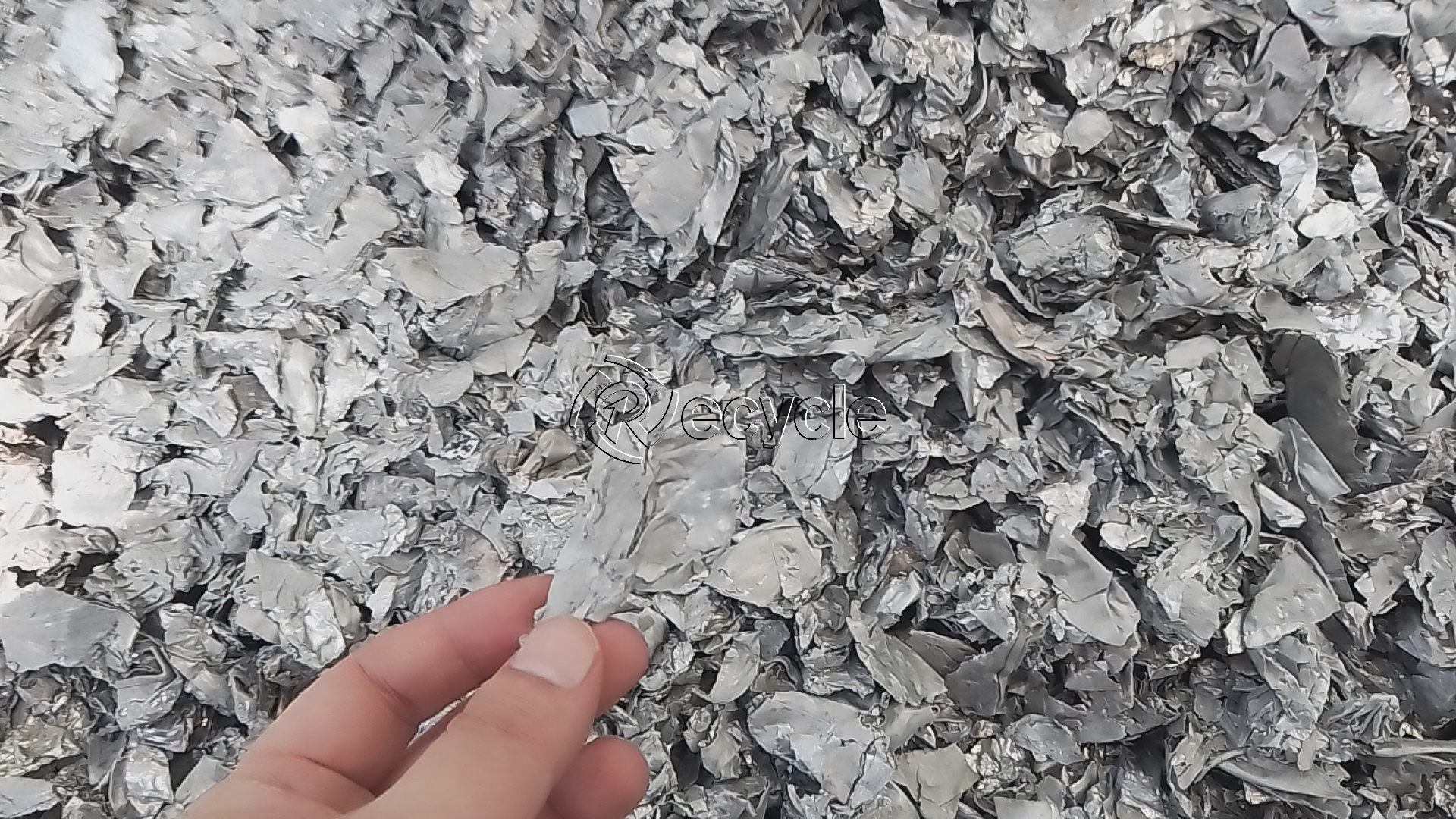 <strong>连续式碳化炉，如何让废旧金属脱漆后光泽依旧？</strong>